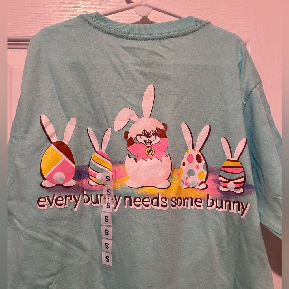 Buc-ee’s 2024 Easter shirt - Picture 2 of 4